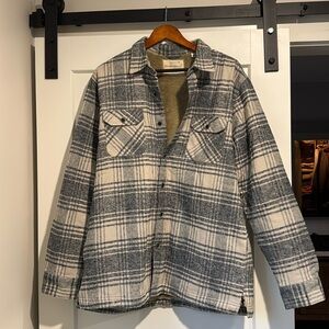 Never worn Mens Weatherproof Vintage Shacket Sz L, navy and cream Plaid.